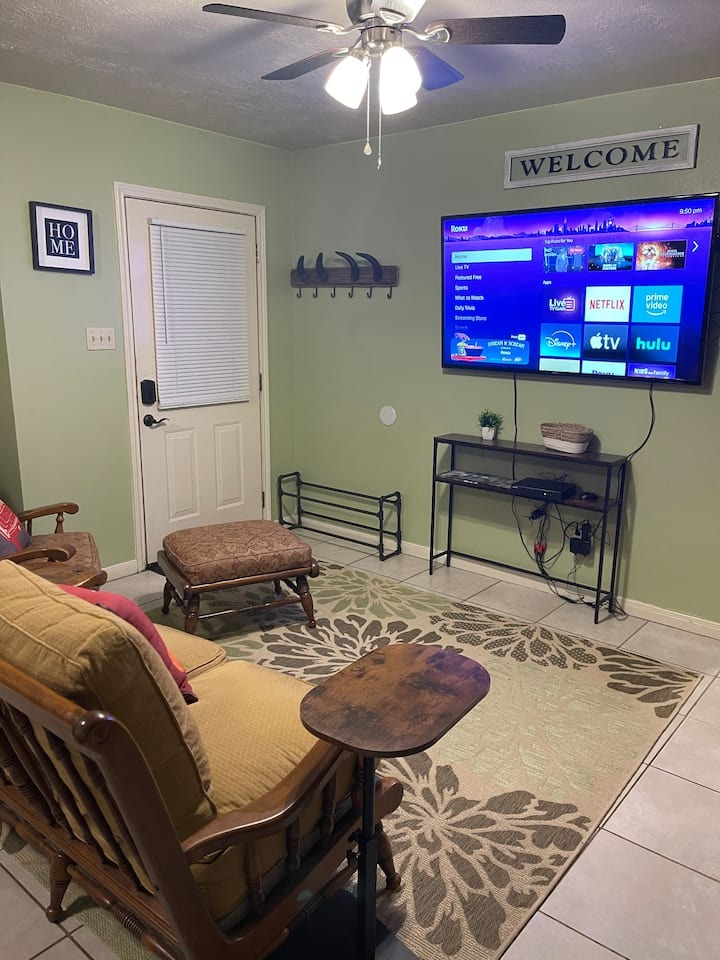 Spacious 3-Bedroom Ground-Level Home with Fast Wi-Fi, and Easy Access to A&M & Downtown Bryan - Photo 8