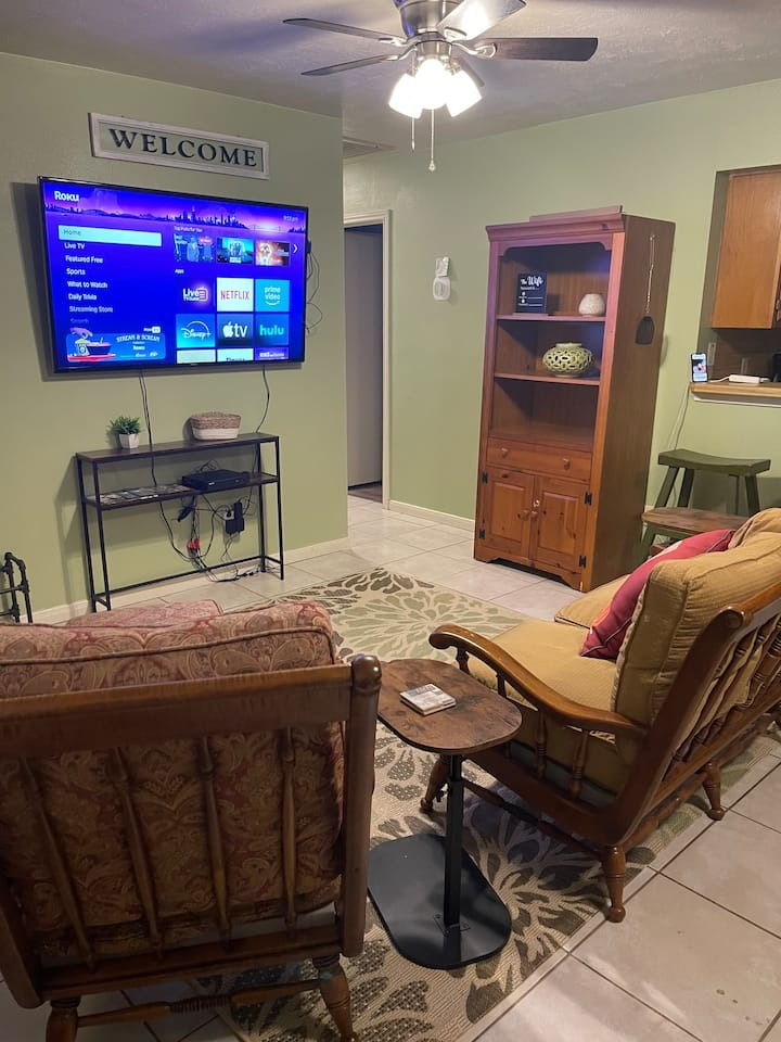 Spacious 3-Bedroom Ground-Level Home with Fast Wi-Fi, and Easy Access to A&M & Downtown Bryan - Photo 1