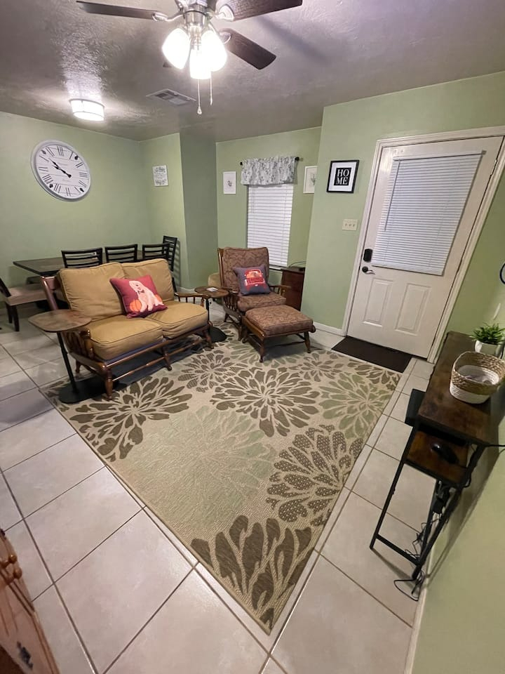 Spacious 3-Bedroom Ground-Level Home with Fast Wi-Fi, and Easy Access to A&M & Downtown Bryan - Photo 2