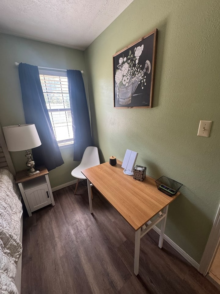 Spacious 3-Bedroom Ground-Level Home with Fast Wi-Fi, and Easy Access to A&M & Downtown Bryan - Photo 12