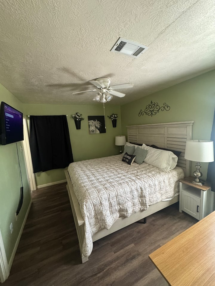 Spacious 3-Bedroom Ground-Level Home with Fast Wi-Fi, and Easy Access to A&M & Downtown Bryan - Photo 11