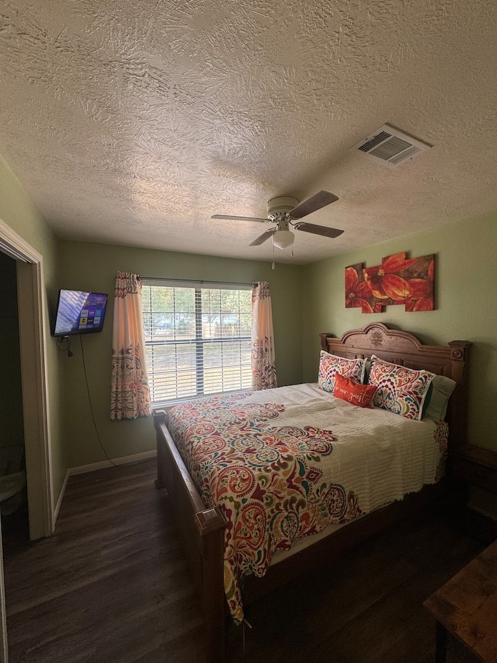 Spacious 3-Bedroom Ground-Level Home with Fast Wi-Fi, and Easy Access to A&M & Downtown Bryan - Photo 9