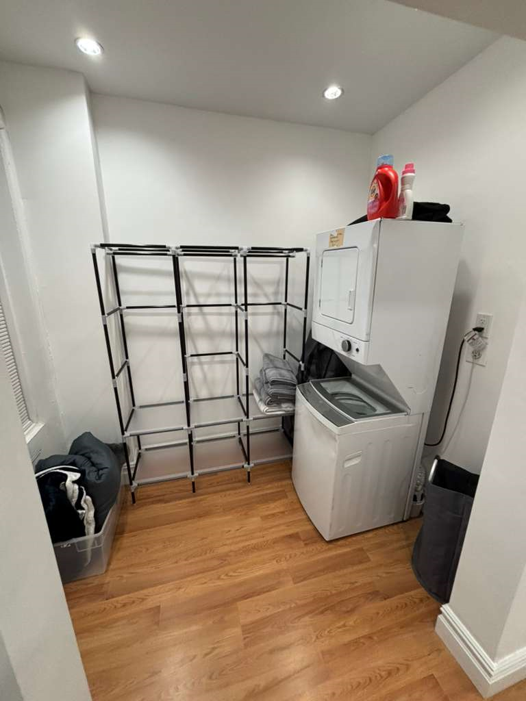 Comfortable Furnished One Bedroom Steps From Subway And Shopping - Photo 9