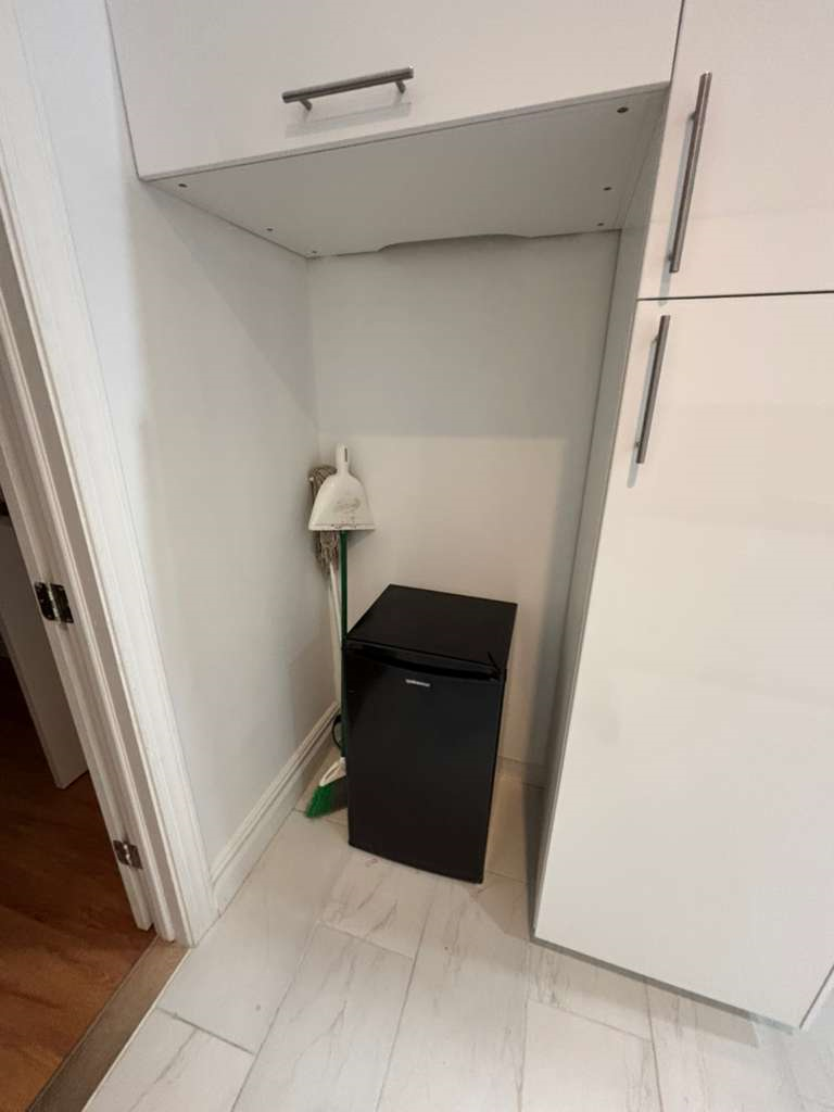 Comfortable Furnished One Bedroom Steps From Subway And Shopping - Photo 8