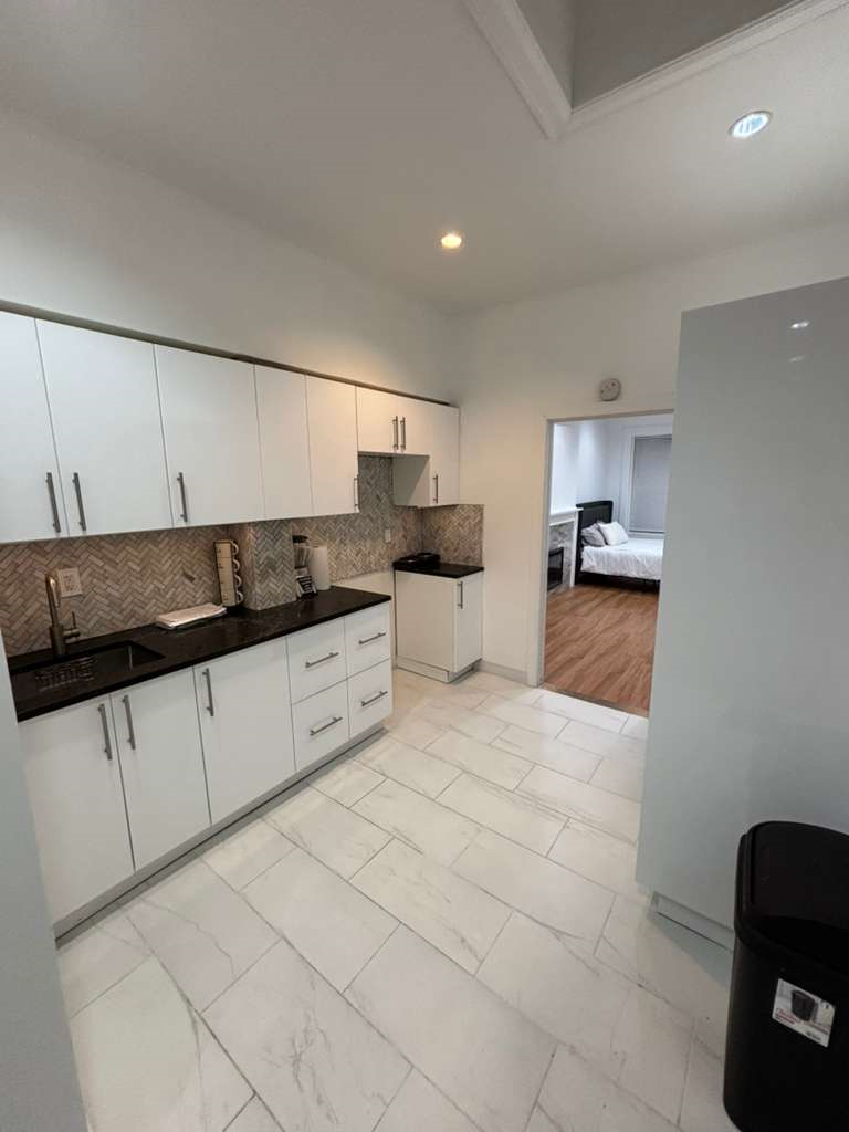 Comfortable Furnished One Bedroom Steps From Subway And Shopping - Photo 4