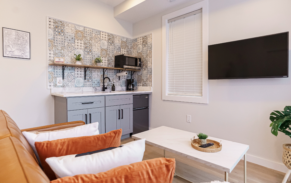 Sunny 1BR Furnished Apartment Near MedStar Wash Hospital, Children's National, Howard Univ, and More - Photo 3