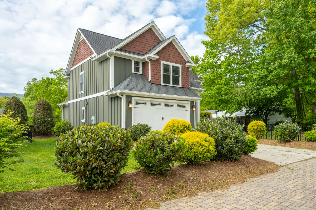 Bright & Charming 3BR Home in Black Mountain - Walk to Downtown & Lake Tomahawk