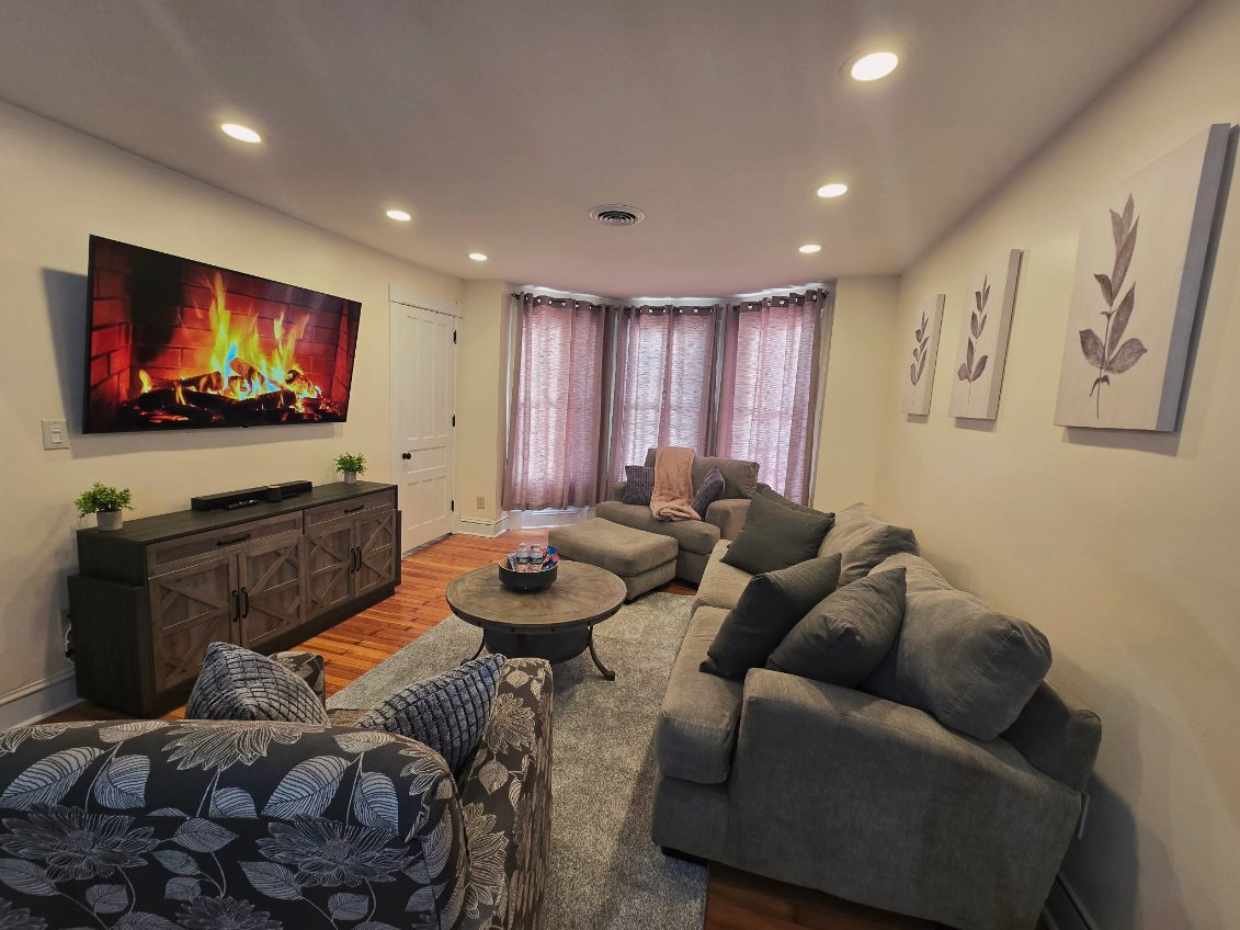 Inviting 2BR 1BA Second Floor Apartment With Private Office And Convenient Access To Major Hospitals - Photo 2