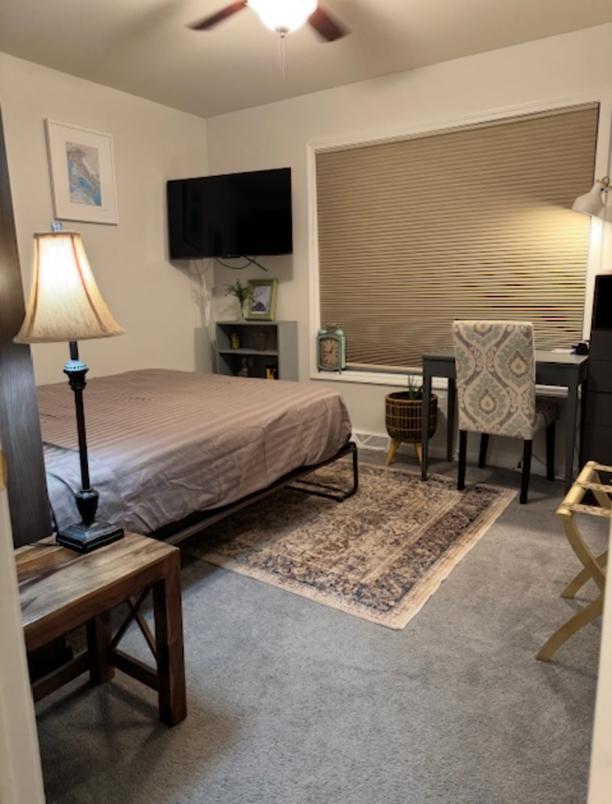 Bright & Cheery Room w/ Private bathroom - Photo 1