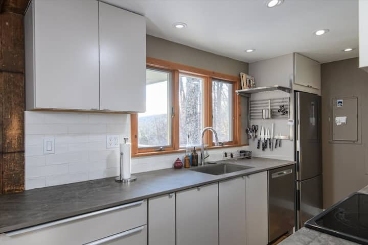 Peaceful Furnished Mountain Home With Space To Work, Relax, And Recharge - Photo 10