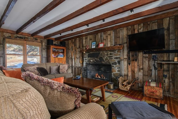 Peaceful Furnished Mountain Home With Space To Work, Relax, And Recharge - Photo 4
