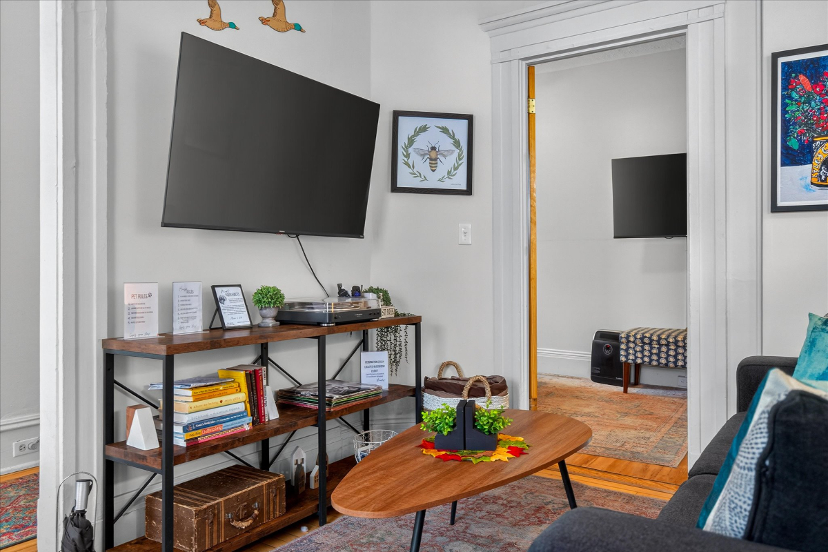 Cozy Downtown 1 BR apartment Steps away from Church Street and Lake - Photo 2