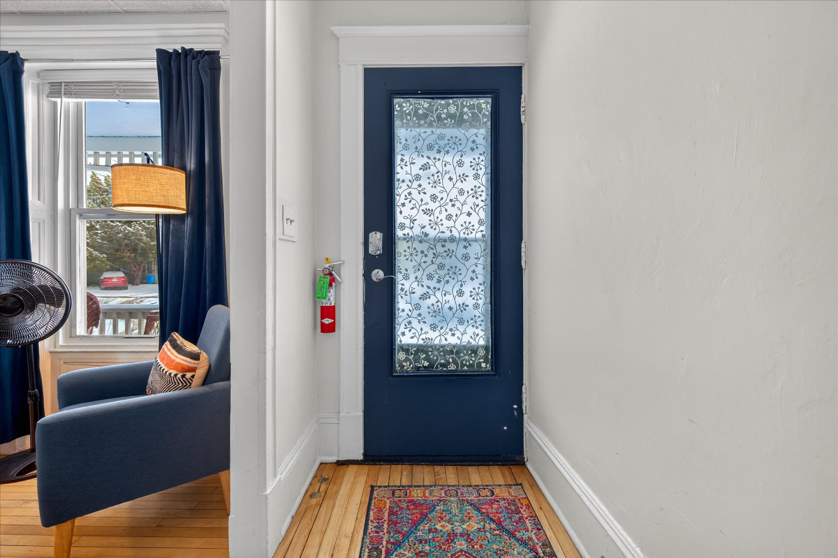 Cozy Downtown 1 BR apartment Steps away from Church Street and Lake - Photo 3