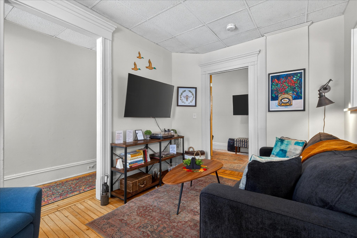 Cozy Downtown 1 BR apartment Steps away from Church Street and Lake - Photo 4