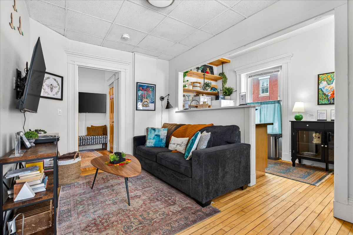 Cozy Downtown 1 BR apartment Steps away from Church Street and Lake - Photo 6