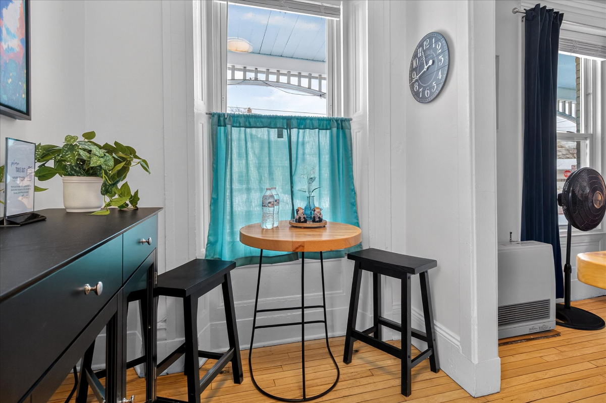 Cozy Downtown 1 BR apartment Steps away from Church Street and Lake - Photo 10
