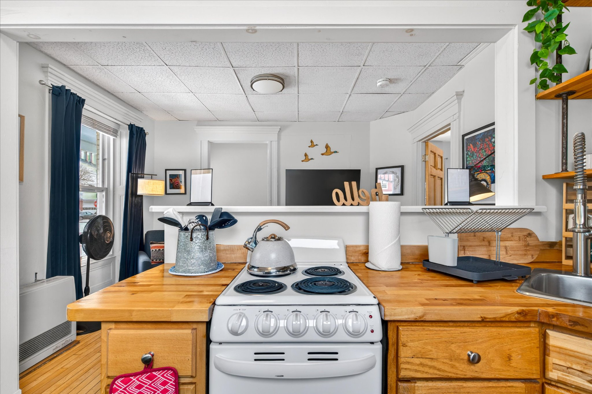 Cozy Downtown 1 BR apartment Steps away from Church Street and Lake - Photo 12