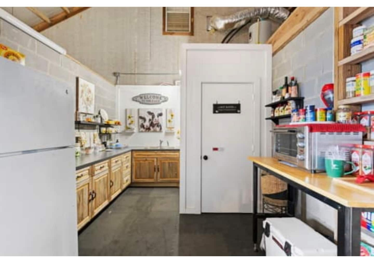 Rustic Hostel Room with Modern Comforts and Shared Farm Amenities - Photo 8