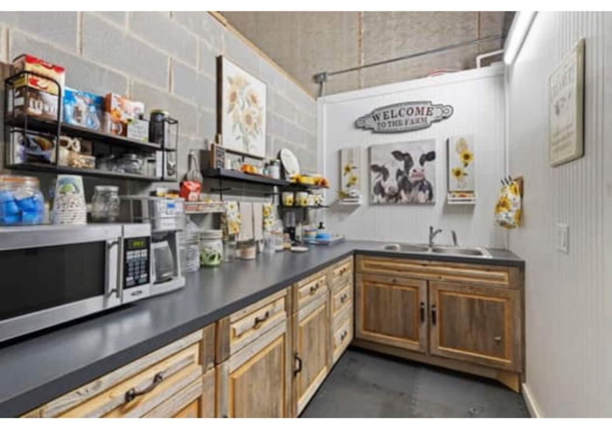 Rustic Hostel Room with Modern Comforts and Shared Farm Amenities - Photo 9