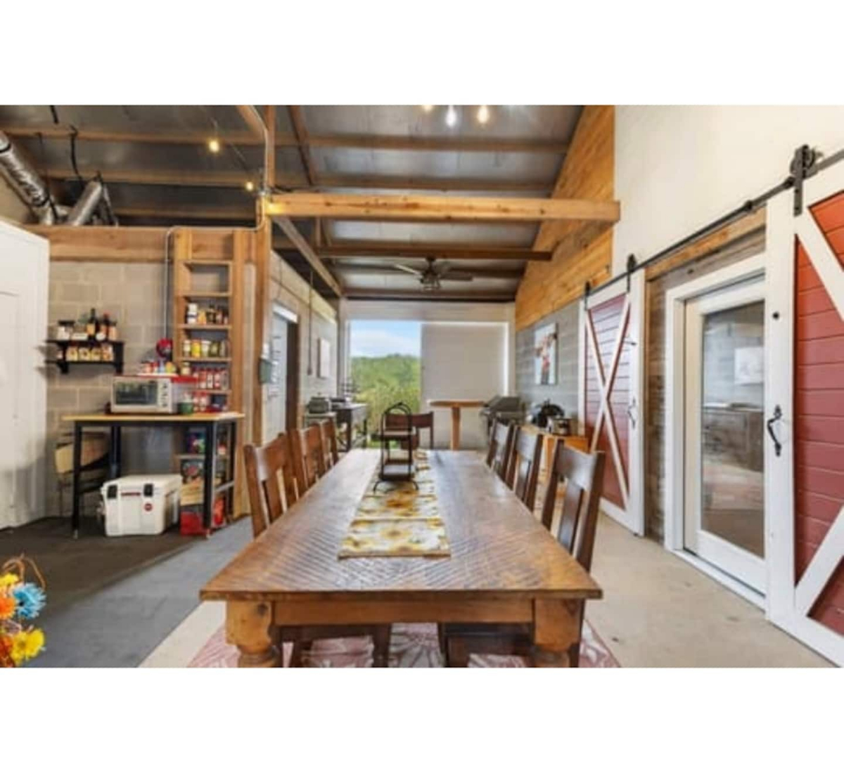 Rustic Hostel Room with Modern Comforts and Shared Farm Amenities - Photo 10