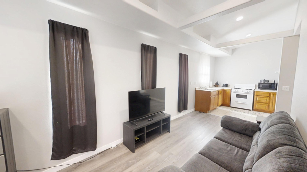 Bright Furnished Studio w/King Bed and Full Kitchen - Photo 2