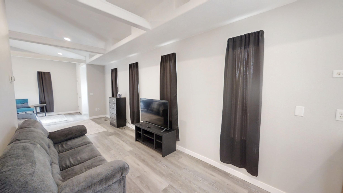 Bright Furnished Studio w/King Bed and Full Kitchen - Photo 3