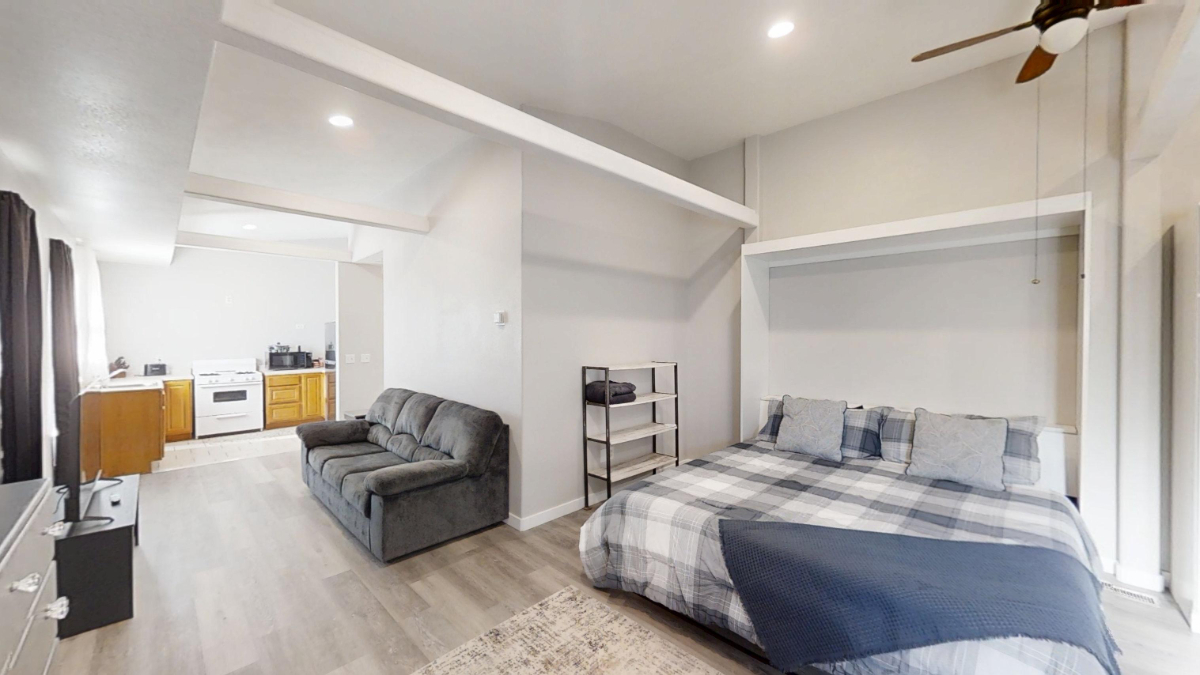 Bright Furnished Studio w/King Bed and Full Kitchen - Photo 1
