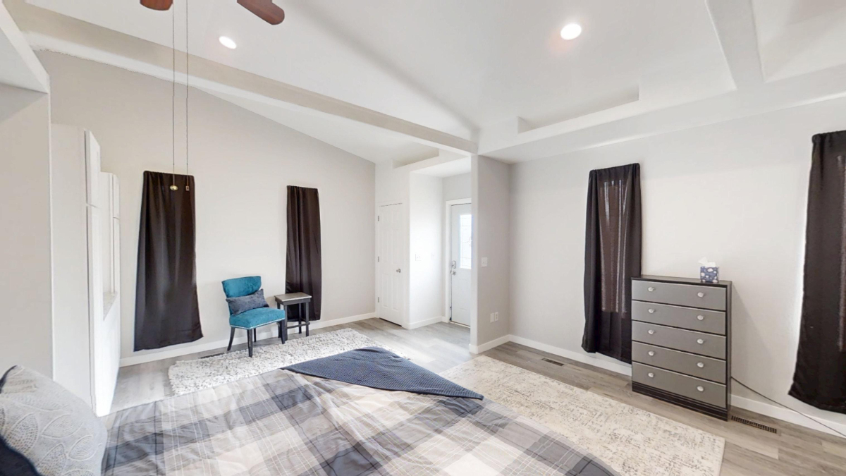 Bright Furnished Studio w/King Bed and Full Kitchen - Photo 4