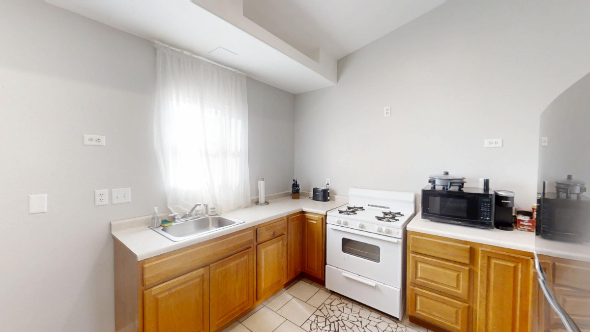 Bright Furnished Studio w/King Bed and Full Kitchen - Photo 6