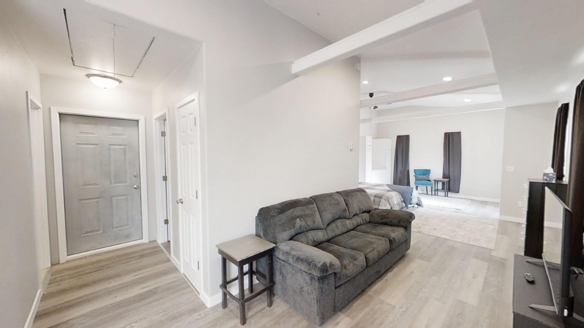 Bright Furnished Studio w/King Bed and Full Kitchen - Photo 7