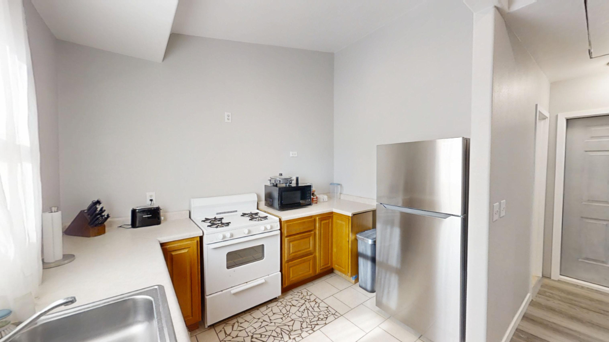 Bright Furnished Studio w/King Bed and Full Kitchen - Photo 10