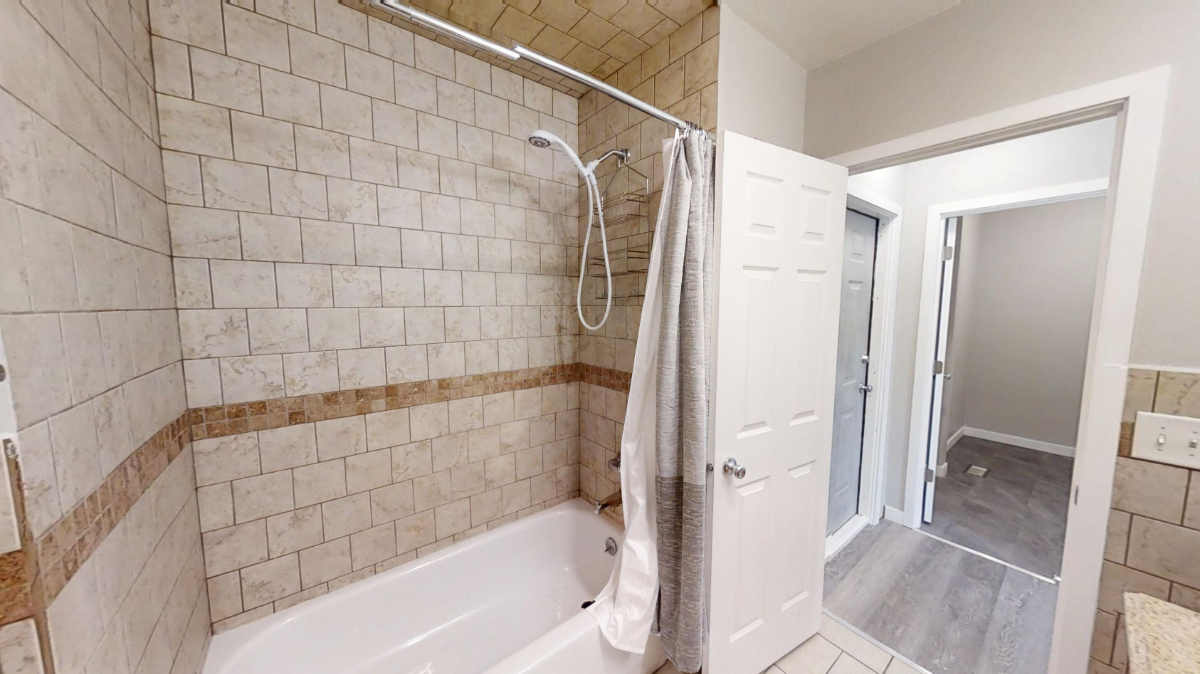 Bright Furnished Studio w/King Bed and Full Kitchen - Photo 11