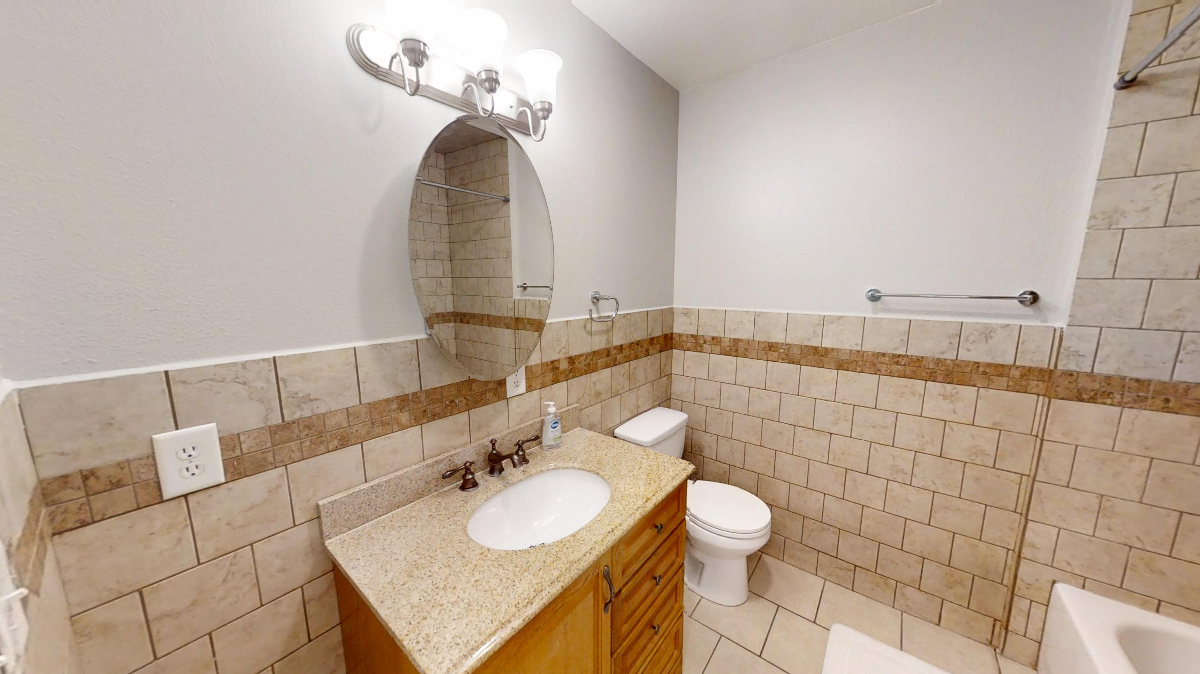 Bright Furnished Studio w/King Bed and Full Kitchen - Photo 12