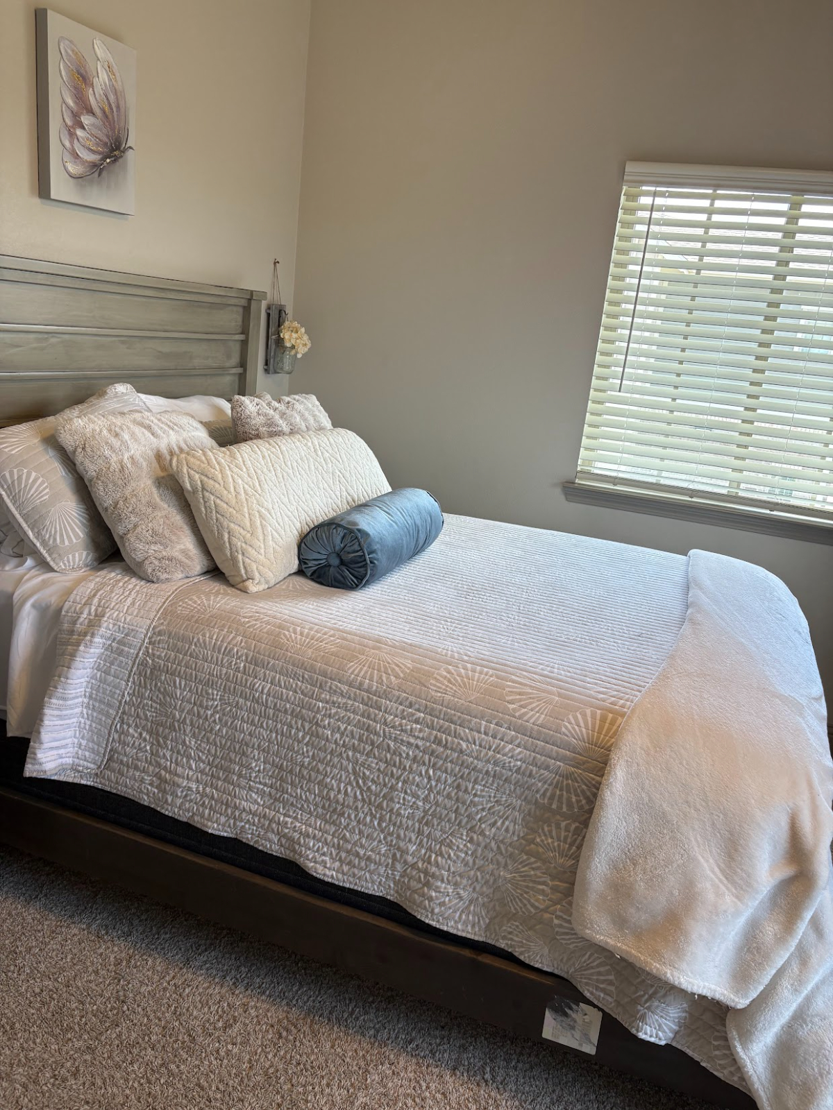 Charming One-Bedroom Apartment with a Spot to Unwind Outside - Photo 4