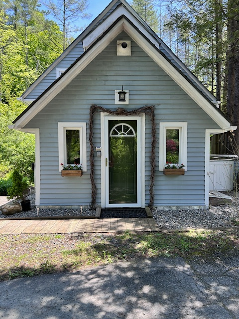 Quiet Cottage with easy access to major roads - Photo 1
