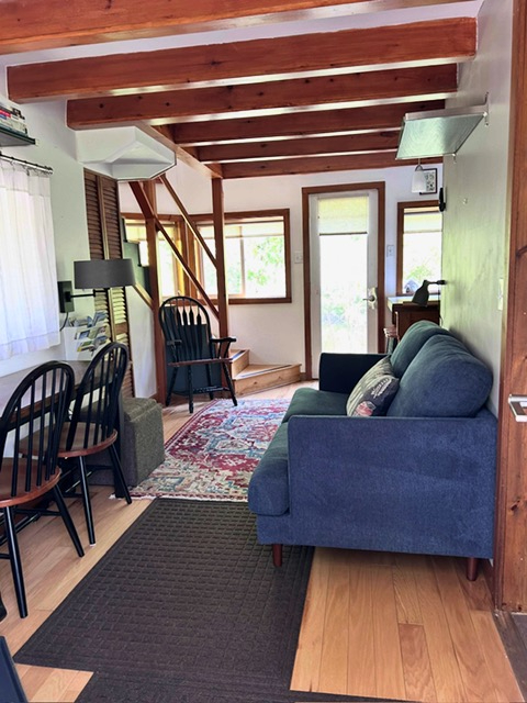 Quiet Cottage with easy access to major roads - Photo 2