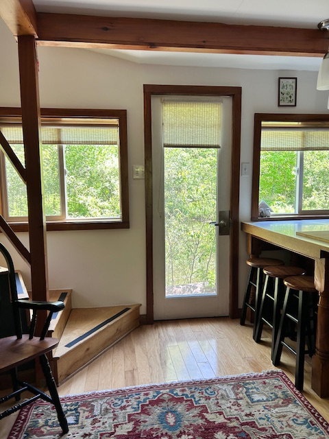 Quiet Cottage with easy access to major roads - Photo 3