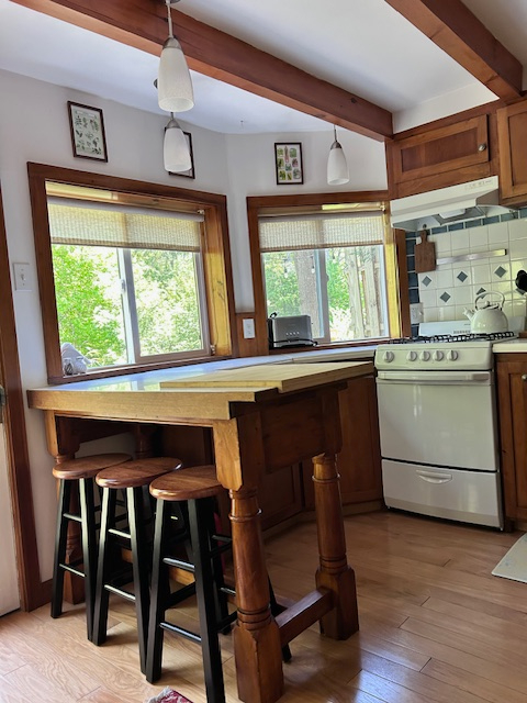 Quiet Cottage with easy access to major roads - Photo 4