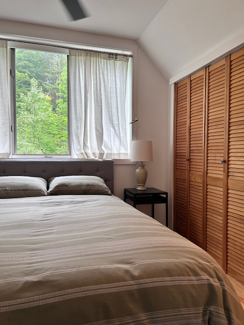 Quiet Cottage with easy access to major roads - Photo 8