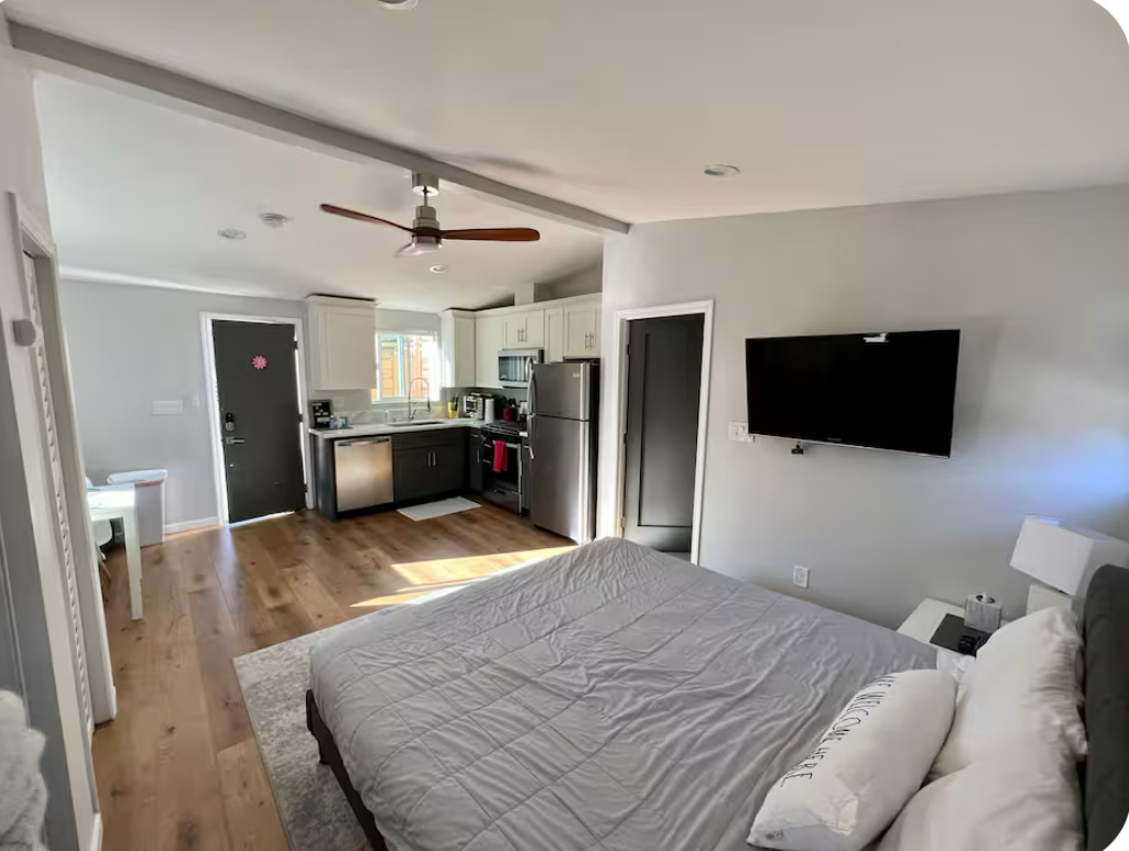 Centrally Located Studio with Private Backyard - Photo 2
