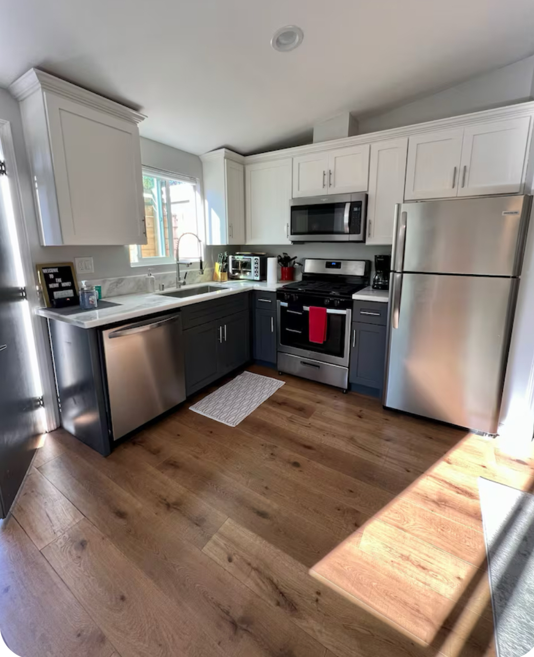 Centrally Located Studio with Private Backyard - Photo 3