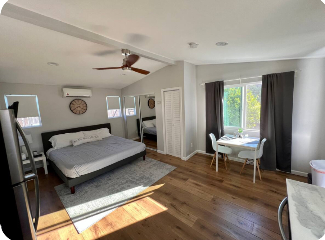 Centrally Located Studio with Private Backyard - Photo 4