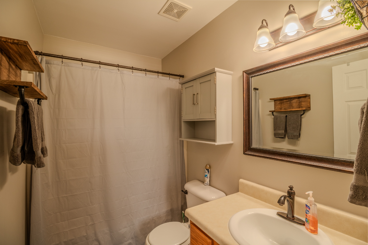 Nashville 3BR Fully Furnished Mid-Term Rental - Convenient Access to Hospitals, Downtown & Business  - Photo 11