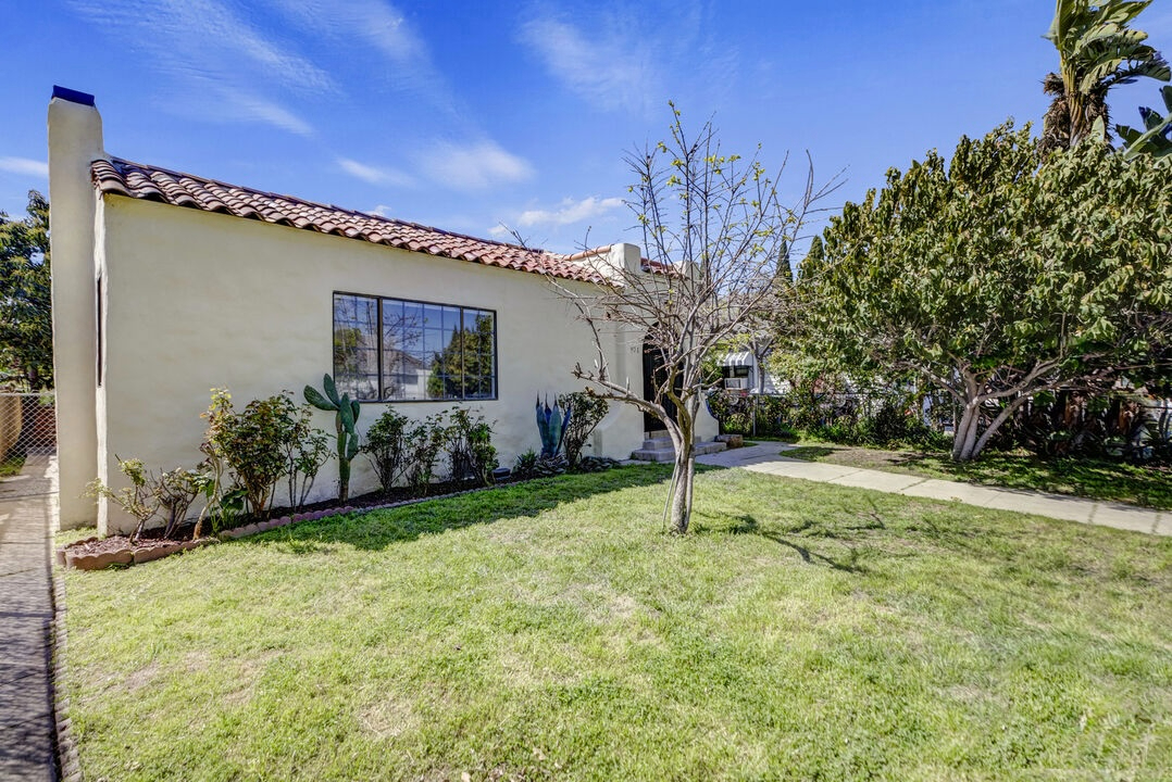 Private 2BR Duplex, Parking, W/D, Near Studios - Photo 5