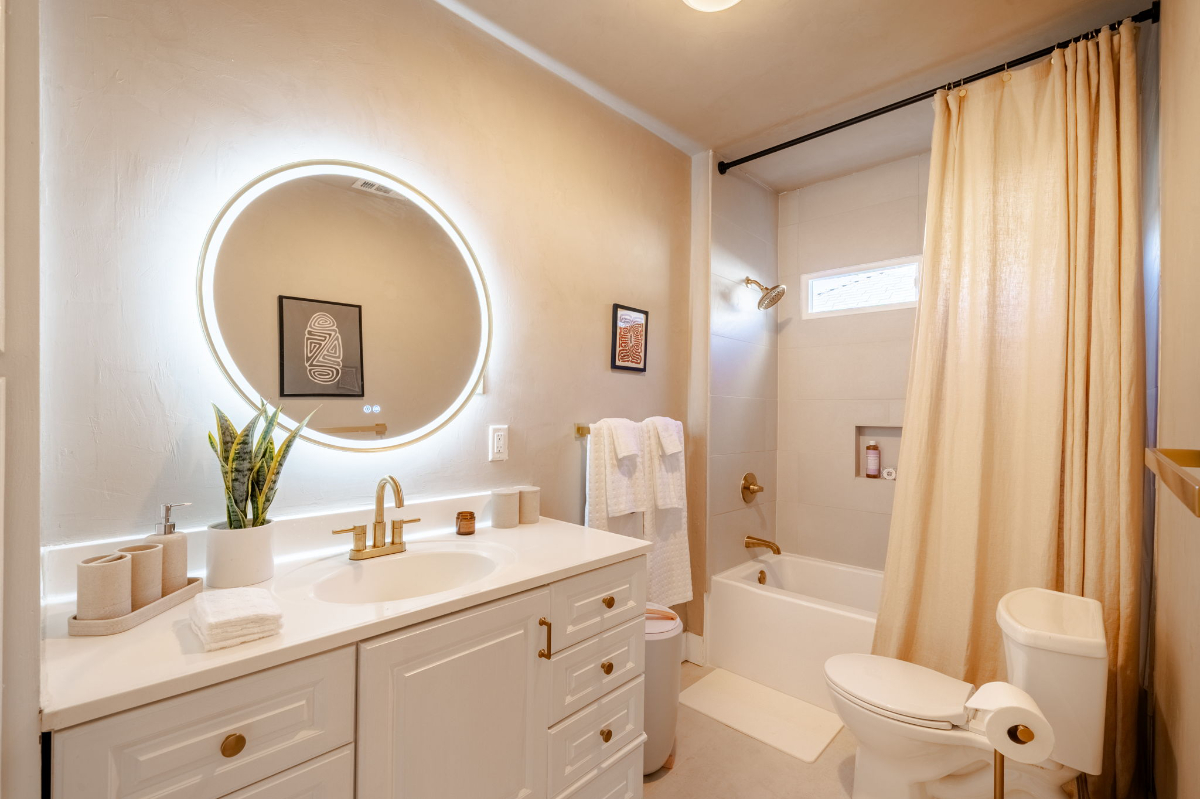 Private 2BR Duplex, Parking, W/D, Near Studios - Photo 4
