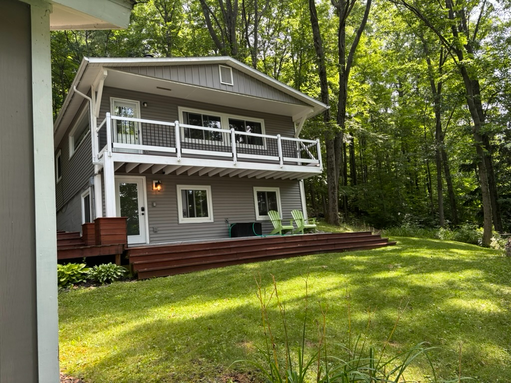 Welcome to the Hillside Hideaway - Peaceful proximity - Photo 1