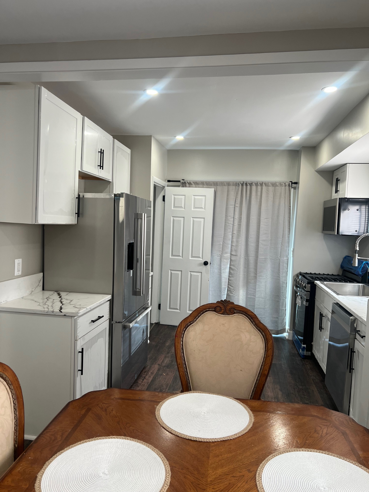4BR Furnished Home, PRIVATE GARAGE PARKING, Utilities Included, Near Metro stations - Photo 3