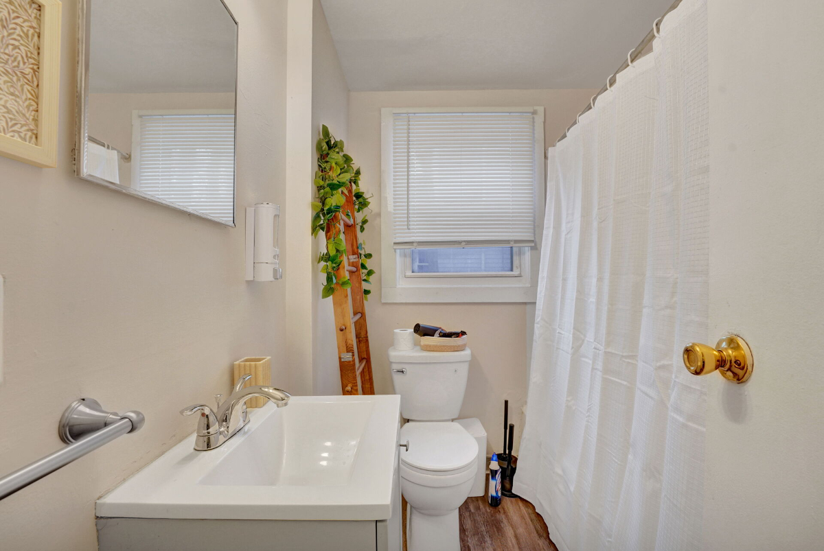 Rustic, Pet-Friendly Furnished 2BR Apartment Near Hospital (Unit 1) - Photo 6