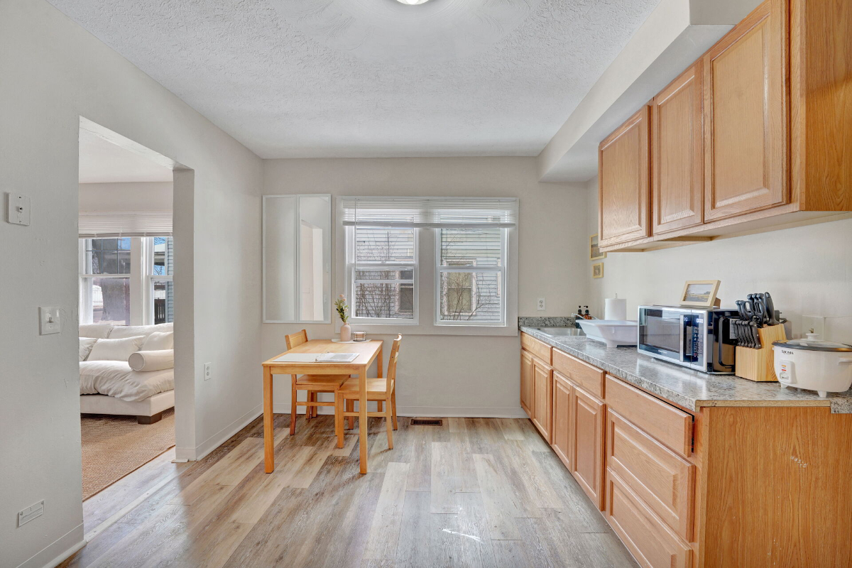 Rustic, Pet-Friendly Furnished 2BR Apartment Near Hospital (Unit 1) - Photo 5