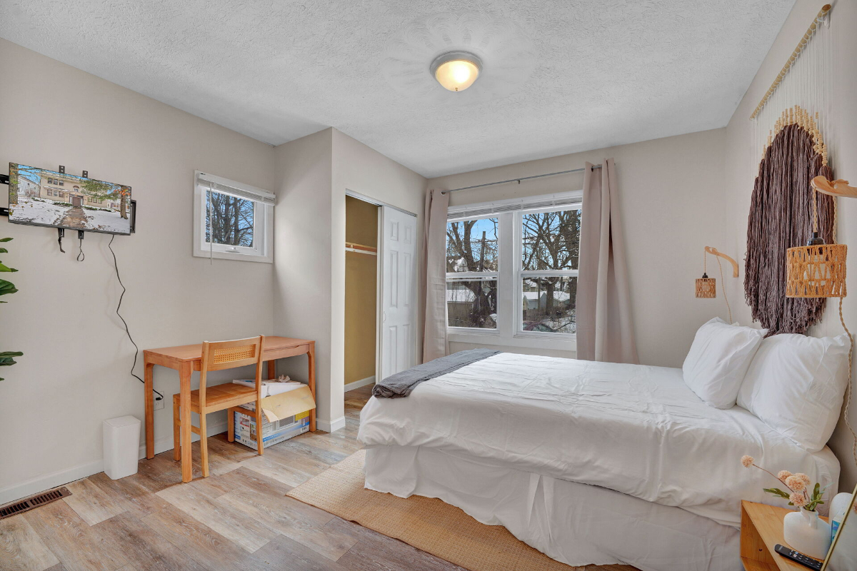 Rustic, Pet-Friendly Furnished 2BR Apartment Near Hospital (Unit 1) - Photo 7